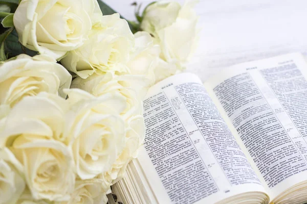 Ramo Rosas Blancas Biblia Sobre Una Mesa Madera Blanca — Foto de Stock