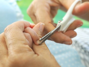 Makasla kesme bebeğin tırnakları anne