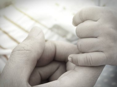 Yeni doğan bebek el anne parmak tutarak