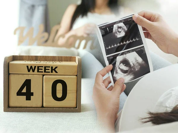 Kalendarz z tygodni 40 w ciąży z USG. Koncepcja macierzyństwo. Spodziewając się nadchodzących baby. Due date odliczanie. — Zdjęcie stockowe