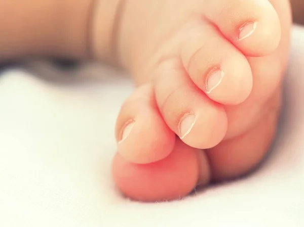 Yeni doğmuş bebeklerin ayaklarını kapat. — Stok fotoğraf