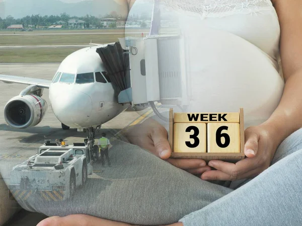 임신 36 주 및 탑승 비행기 준비의 이중 exproure. 임신 승객의 여행의 개념. 로열티 프리 스톡 사진
