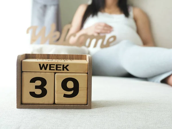 Calendar with weeks 38 of pregnant with pregnancy woman background.  Maternity concept. Expecting an upcoming baby. Due date countdown. — Stock  Photo © lungth.stockphoto@gmail.com #141562564