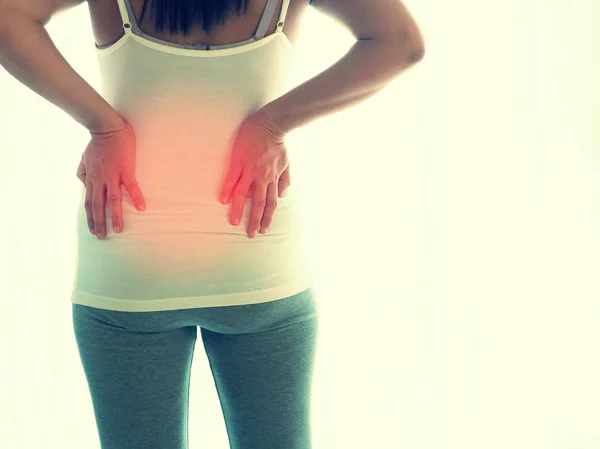Mujer embarazada con dolor de espalda aislado sobre fondo blanco. Concepto de embarazo cuidado de la salud . — Foto de Stock
