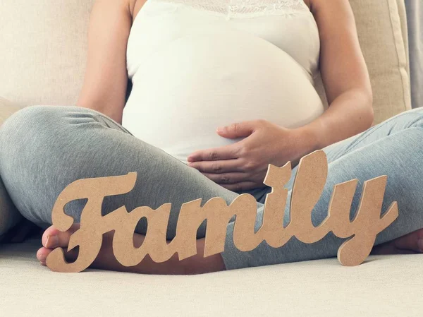 가족 메시지와 함께 임신 여자입니다. 출산 개념입니다. 베이비 샤워 로열티 프리 스톡 사진