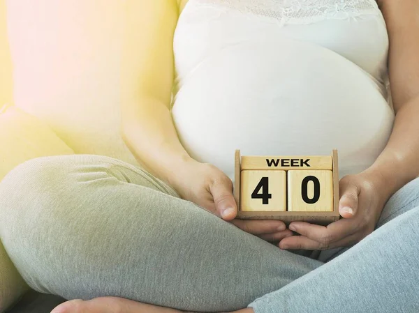 달력의 임신 여자 배경으로 임신 40 주. 출산 개념입니다. 곧 아기를 기대 하 고. 기한 날짜 카운트다운. 로열티 프리 스톡 이미지