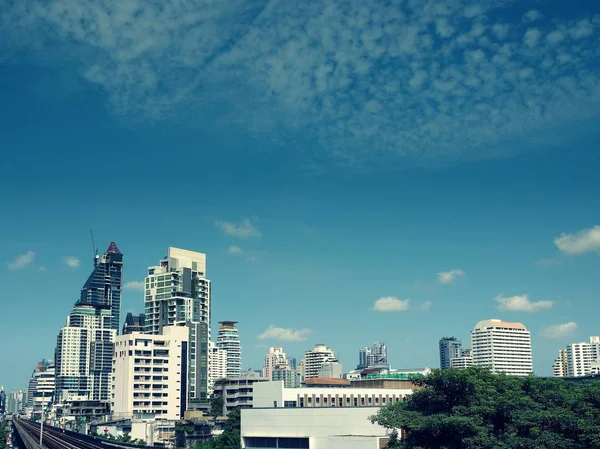 Utsikt over byen med blå himmel – stockfoto