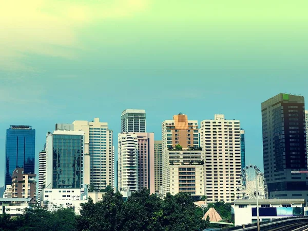 Vista de paisagem urbana com céu azul — Fotografia de Stock