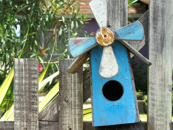 Antigua casa de aves o caja del nido cuelga de la valla de madera . —  Fotos de Stock