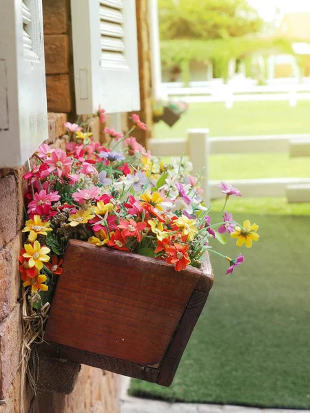 Decorazione colorata fiore artificiale nel vaso — Foto Stock