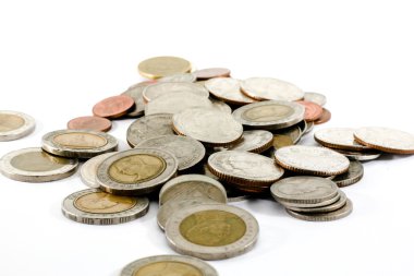 Para yığını sikke beyaz arka plan üzerinde