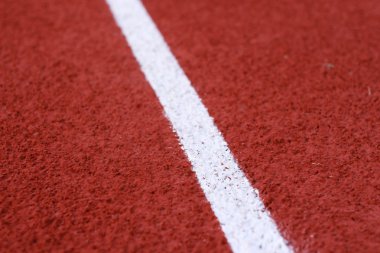 Satır koşu parkuru akşam güneşi ile futbol sahası çevresinde