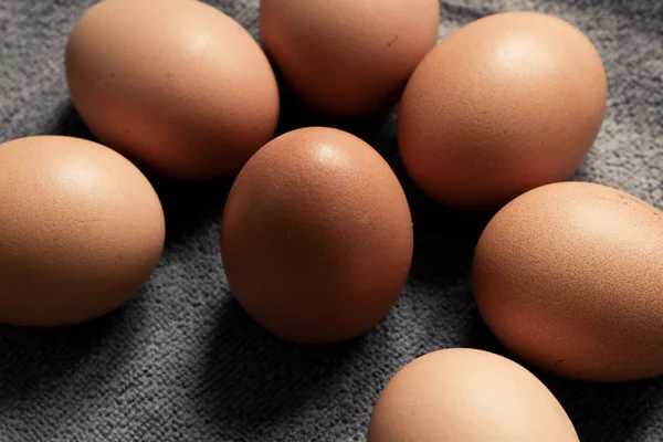 Свіжі коричневі курячі яйця на тканині крупним планом — стокове фото