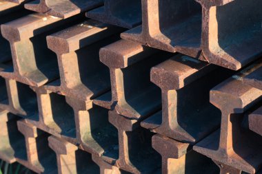 Çelik raylar parça yakın çekim kazıklı birlikte