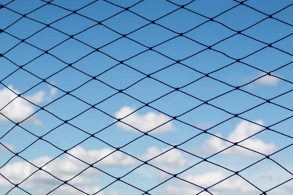 Fondo neto deportivo con cielo durante —  Fotos de Stock