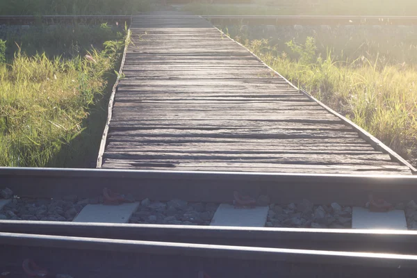 Il ponte di legno sulla ferrovia — Foto Stock