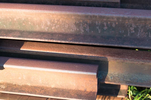 Trilhas de aço empilhadas juntas ao lado — Fotografia de Stock