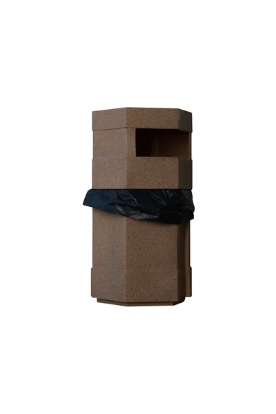 Bruine kunststof prullenbak en zwarte tas geïsoleerd — Stockfoto