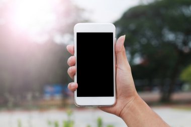 Telefon içinde siyah kırpma üzerinde tutan el