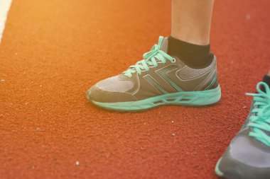 Güneşli bahar günü yolda bir adamın bacakları dolaşmak