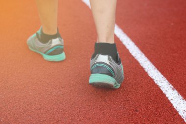 Güneşli bahar günü yolda bir adamın bacakları dolaşmak