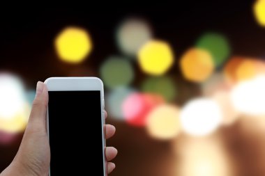 Bokeh ile telefon siyah kırpma içinde tutan el