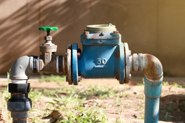 Wasser-Eisenrohr-Unterstützung für Wassertankanschluss — Stockfoto