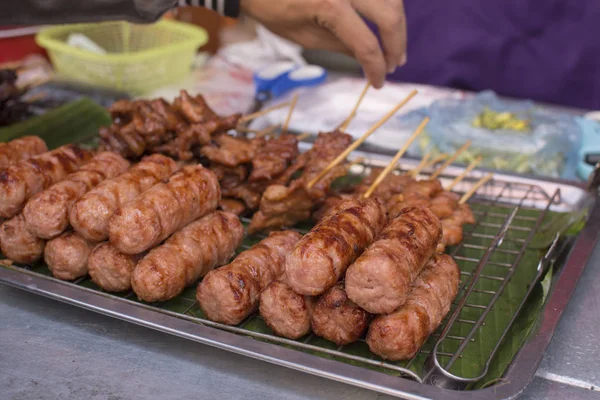 烤酸香肠。泰国美食 — 图库照片