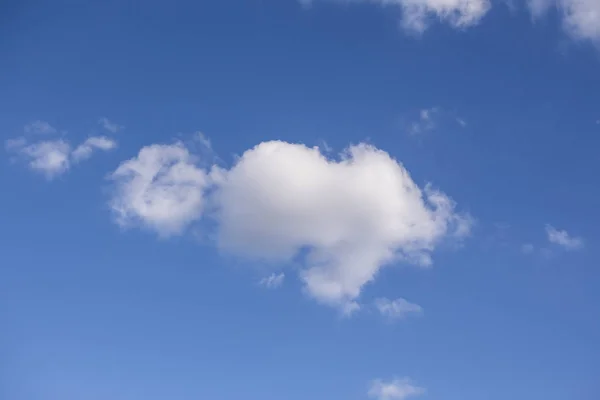 Blauwe lucht achtergrond met kleine wolken — Stockfoto