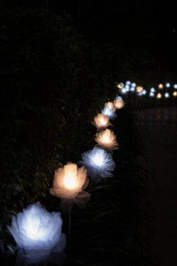 Kumaş çiçekler ışık bir bokeh arka plan ile.