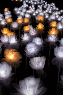 Kumaş çiçekler ışık bir bokeh arka plan ile.