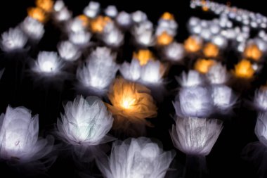 Kumaş çiçekler ışık bir bokeh arka plan ile.