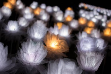 Kumaş çiçekler ışık bir bokeh arka plan ile.