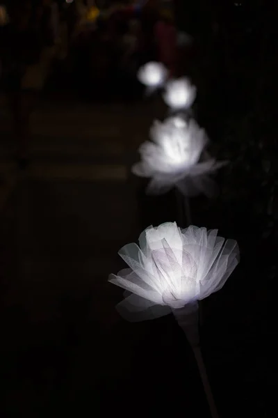 Stoffblumen mit Licht und Bokeh-Hintergrund. — Stockfoto