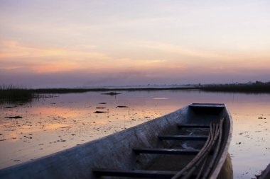 Akşam nehirde demirleyen tekneleri.