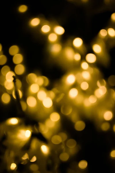 Bokeh luz oro desenfoque en fondo abstracto noche . — Foto de Stock