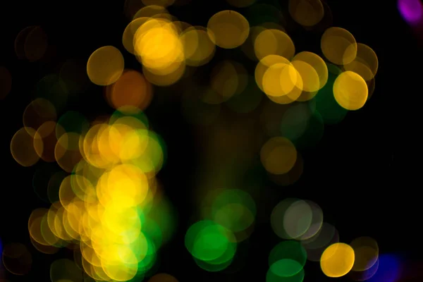 Círculo colorido bokeh luz comemorar à noite, desfoque luz abstrato yello fundo . — Fotografia de Stock