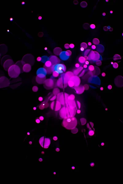 Фиолетовый боке свет празднуют ночью, дефокус свет абстрактный фон . — стоковое фото