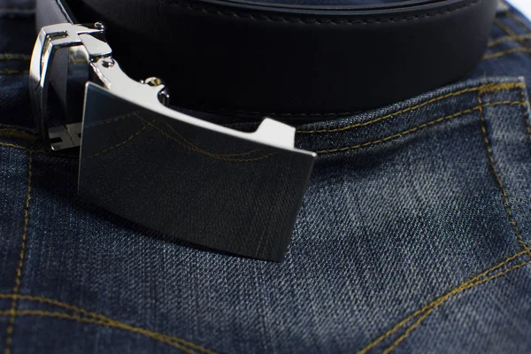 Detalhe de jeans com fecho de cinto de couro preto . — Fotografia de Stock