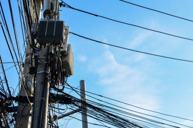 Elektrik direkleri üzerinde bulunan tel kablo karmakarışık etmek