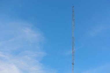 Mavi gökyüzü arka plan ile telefon anten.