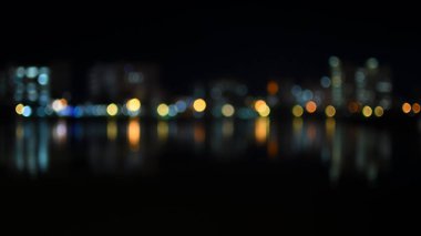 Gece vakti bir nehir şehir manzarası renkli bokeh