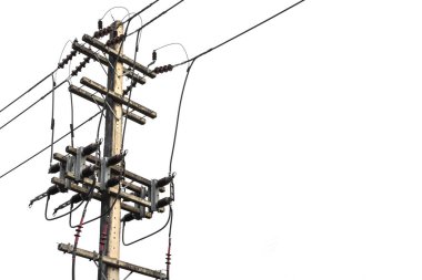 Elektrik direği bağlanmak için yüksek gerilim elektrik telleri beyaz arka plan üzerinde izole.
