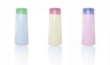 Beyaz arka planda saç bakım ürünü plastik şişe.