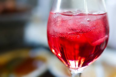 Öğle yemeği zamanı masada şarap cam