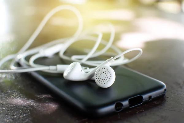 Auriculares Estuche Teléfono Inteligente Con Luz Suave —  Fotos de Stock