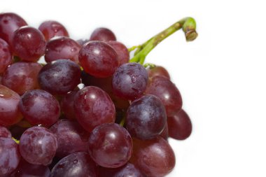 Olgun kırmızı üzüm beyaz arka plan üzerinde izole grup ile