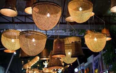 Gece ışıkları ile hasır sepet.