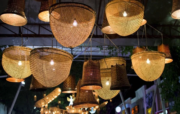 Gece ışıkları ile hasır sepet.