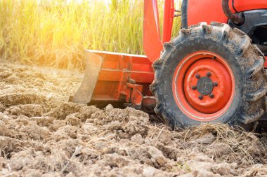Traktör Lastiği alan üzerinde. Tarım traktörü sürme alan.